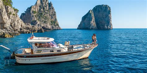 Boat tour along the Amalfi Coast towards Capri